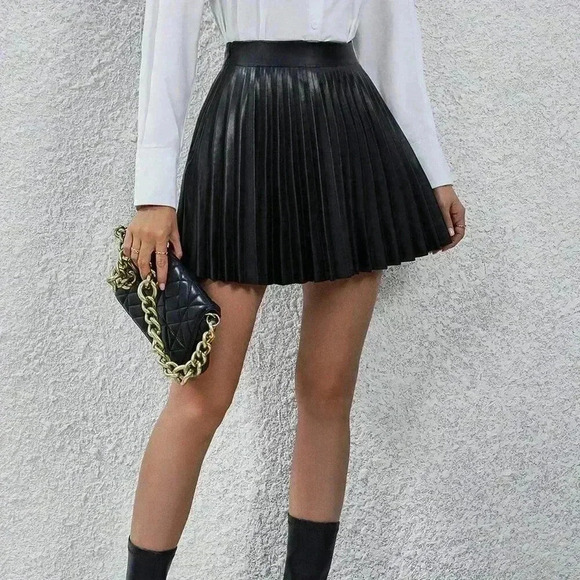 Black Casual Women's High Waisted Pleated Faux Leather Mini Skirt - Picture 6 of 6
